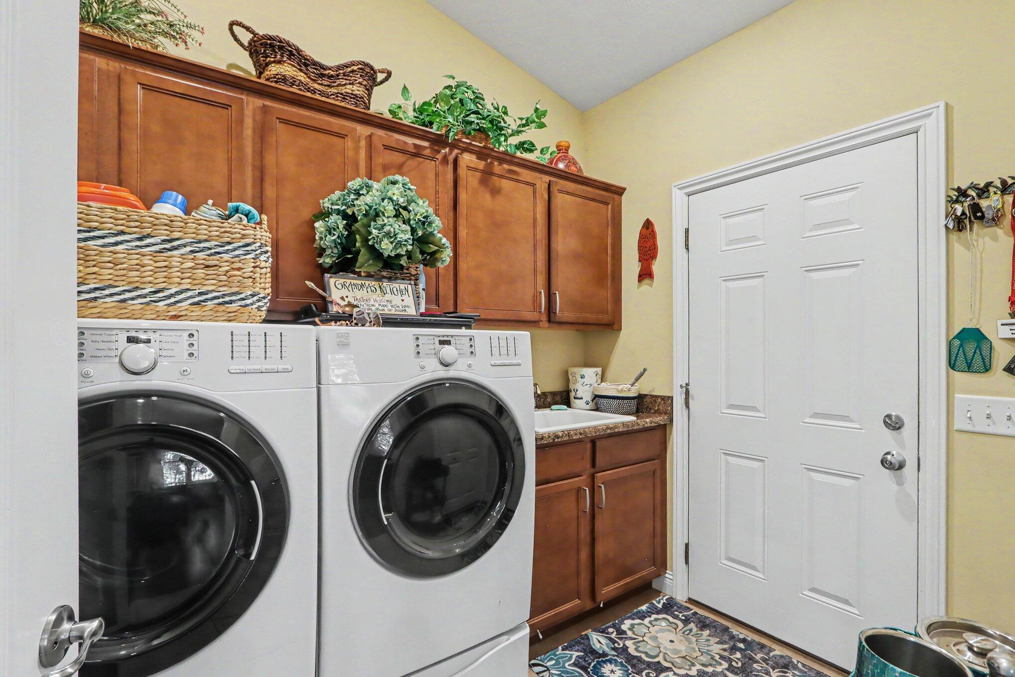 2181 Hunters Run Kalamazoo, MI 49048 - Photo 23 of 33 Main Floor Laundry