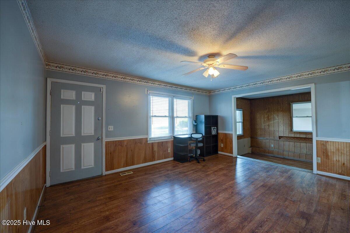 707 Clermont Road New Bern, NC 28560 - Photo 9 of 34 Front entry/ Living room