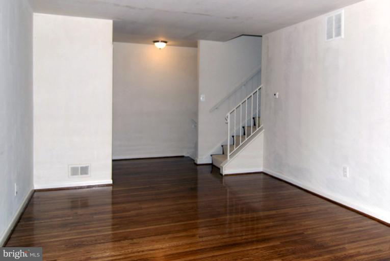 10805 Margate Road Silver Spring, MD 20901 - Photo 6 of 27 Living Room