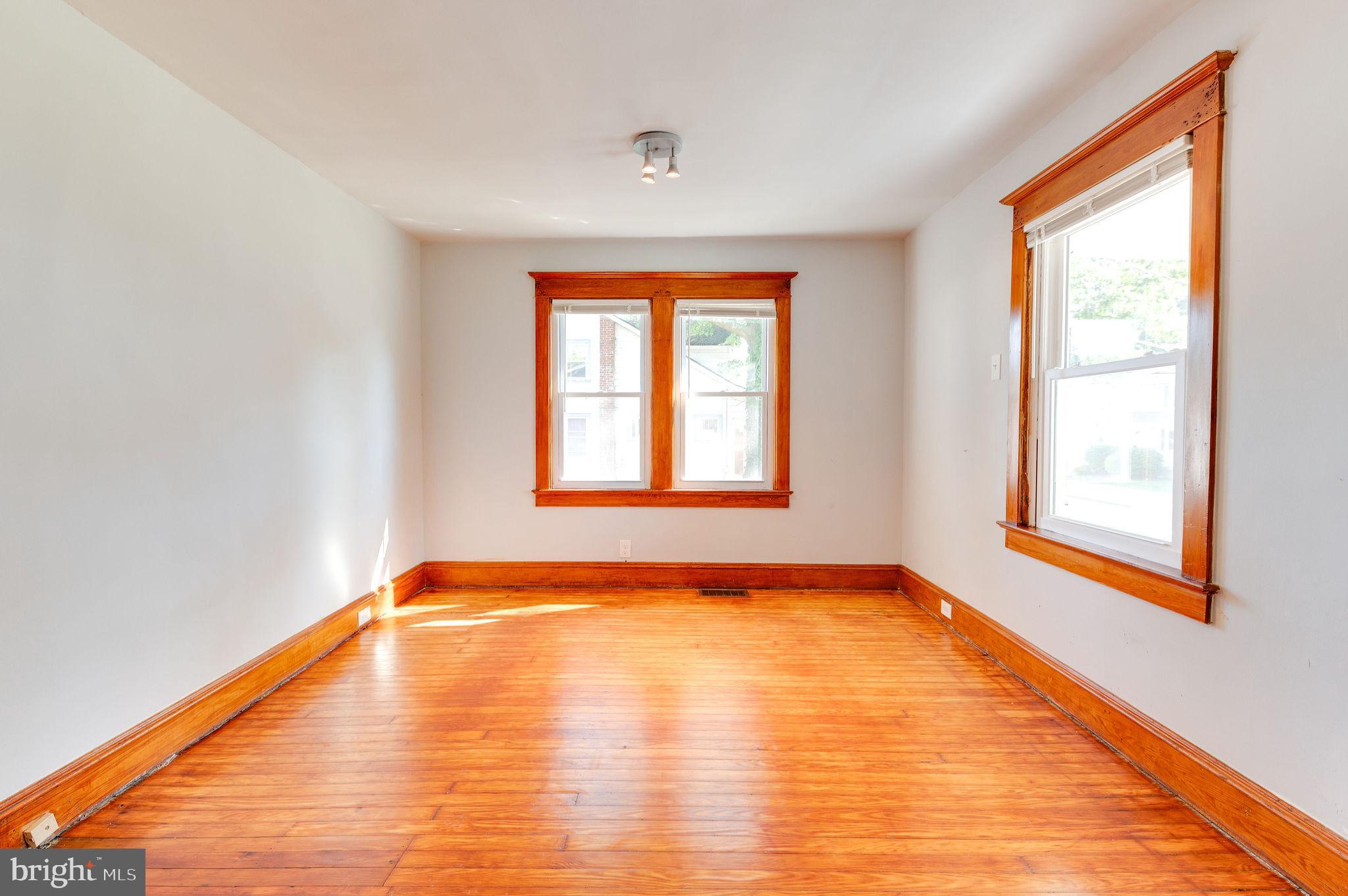 118 Spring Street Woodbury, NJ 08096 - Photo 3 of 22 Living Room