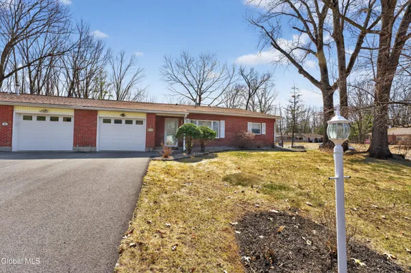 $258,000 | 4 C Lacosta Drive, Clifton Park, NY 12065