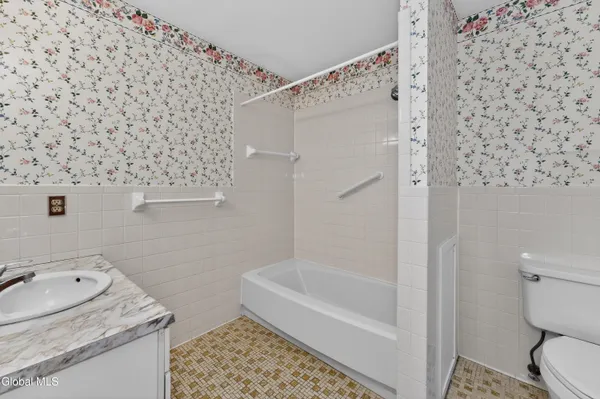 $258,000 | 4 C Lacosta Drive, Clifton Park, NY 12065