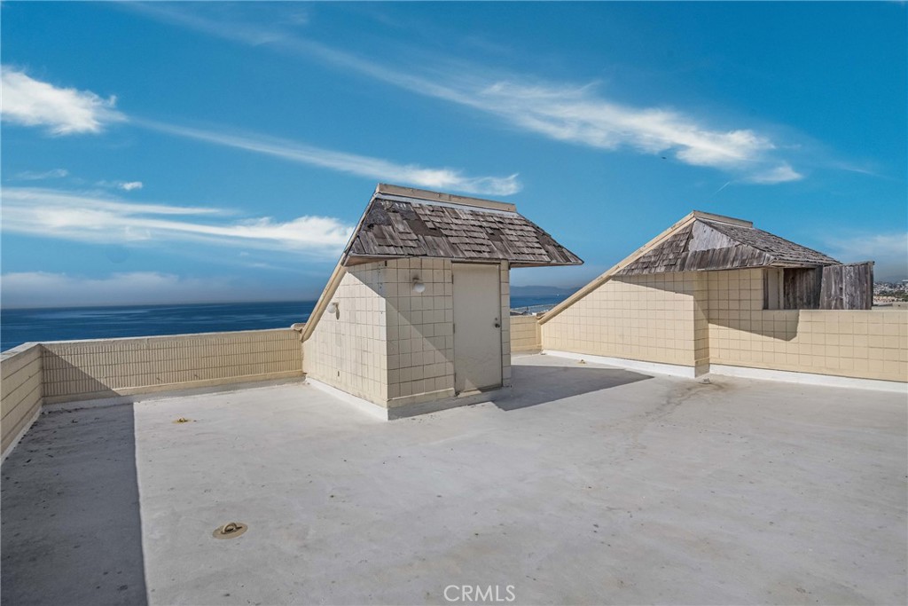 531 Esplanade, Unit 916 Redondo Beach, CA 90277 - Photo 29 of 41 a view of entryway