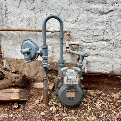 a view of a house with backyard