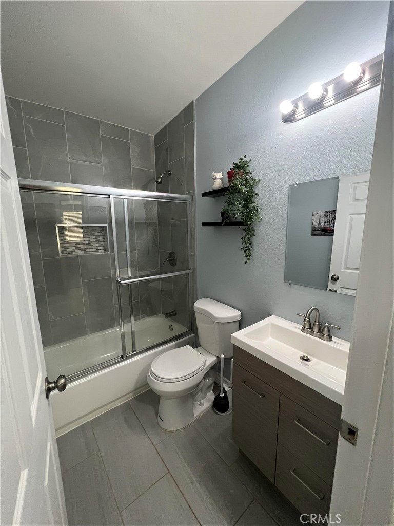 20240 Juniper Road Apple Valley, CA 92308 - Photo 10 of 25 a bathroom with a sink toilet and shower