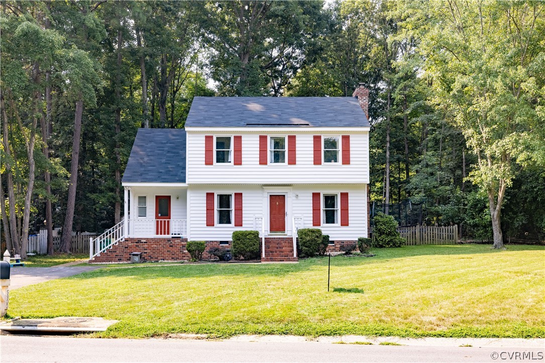 a view of a yard in front of house