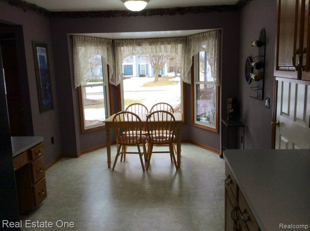 2448 Weathervane Road West Bloomfield, MI 48324 - Photo 7 of 22 SUNNY NOOK W/BAY WINDOW