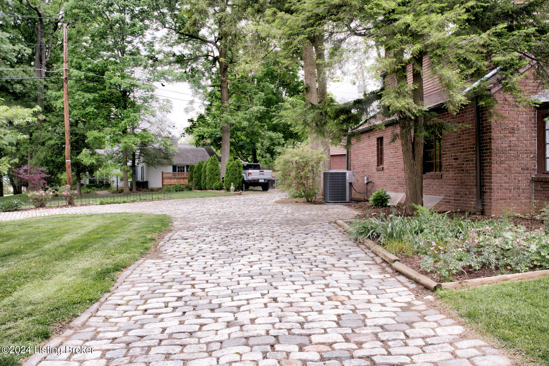 1 Ridge Road Louisville, KY 40205 - Photo 35 of 53 Circular driveway