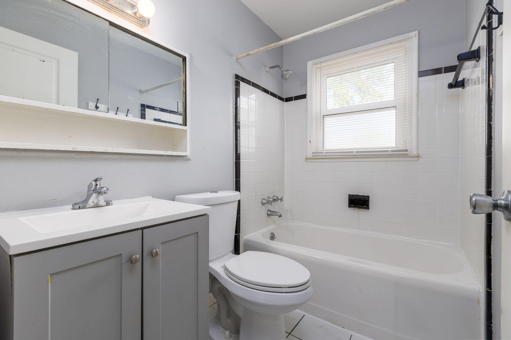20458 Indiana Street Detroit, MI 48221 - Photo 18 of 18 20-web-or-mls-IndianaAve_20458 - Bath v1