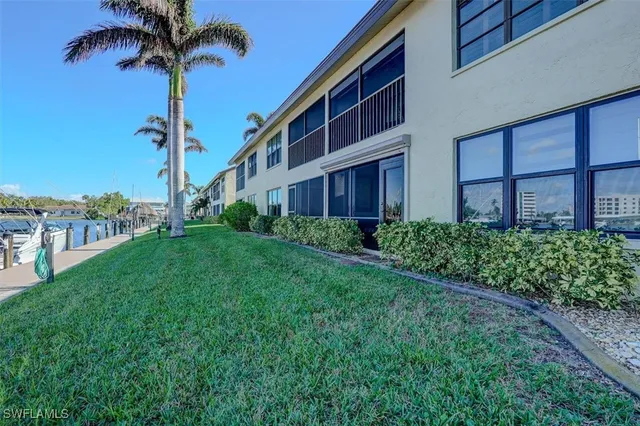 a view of a house with backyard and garden