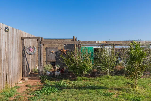 $550,000 | 6700 West Dowlen Road, Happy, TX 79042