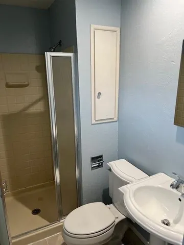 $2,200 | 9429 Craig Drive, Overland Park, KS 66212