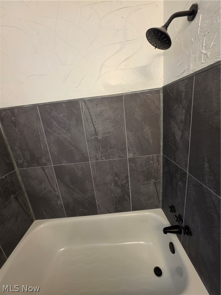 1925 Ridgehill Road Cleveland, OH 44121 - Photo 21 of 30