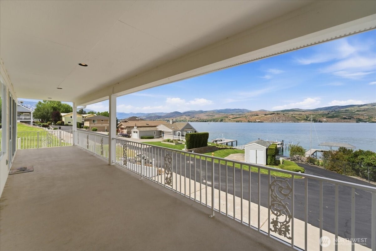 1496 South Lakeshore Road Chelan, WA 98816 - Photo 4 of 40