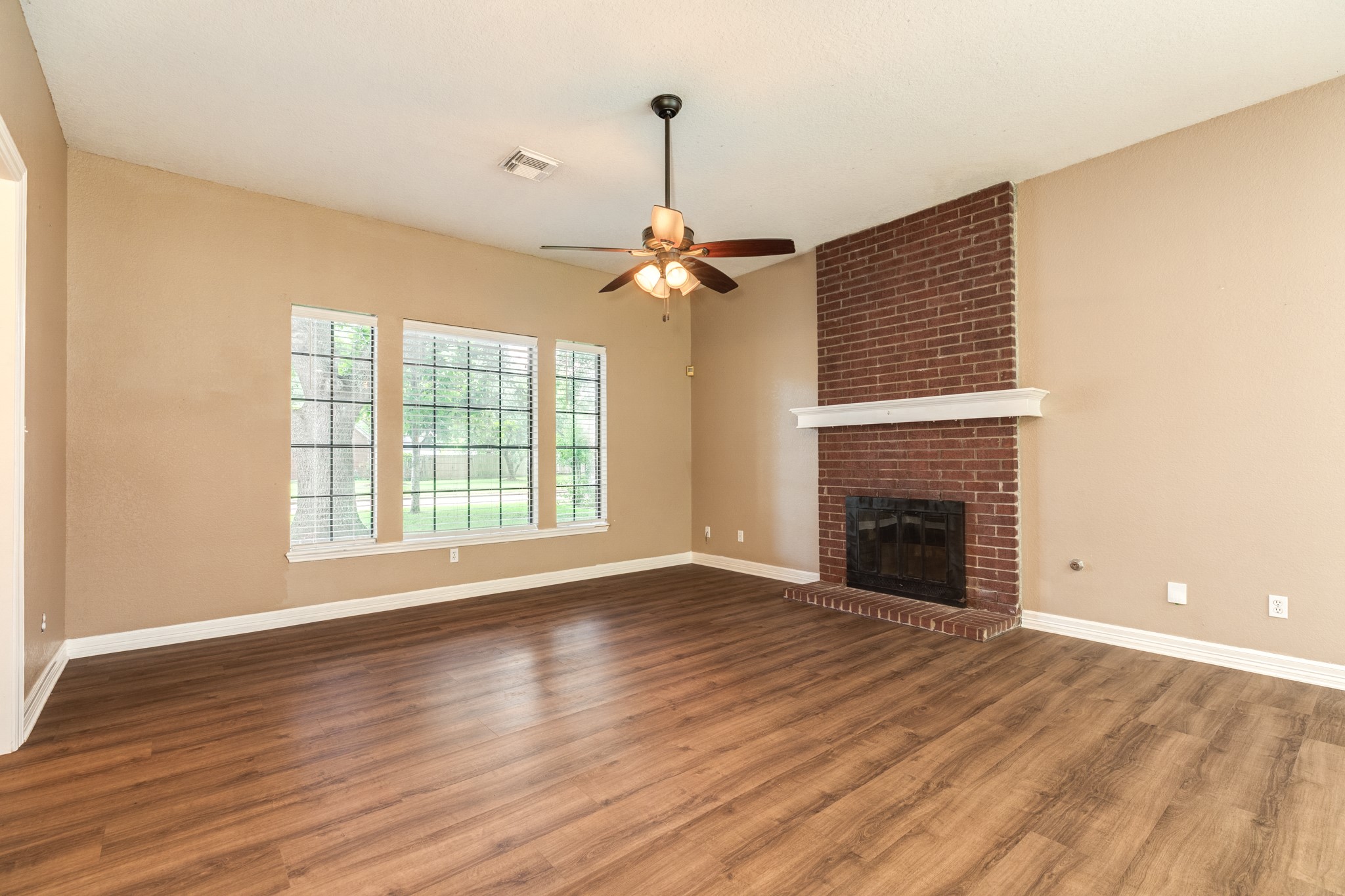 224 North Ranch House Road Angleton, TX 77515 - Photo 8 of 30