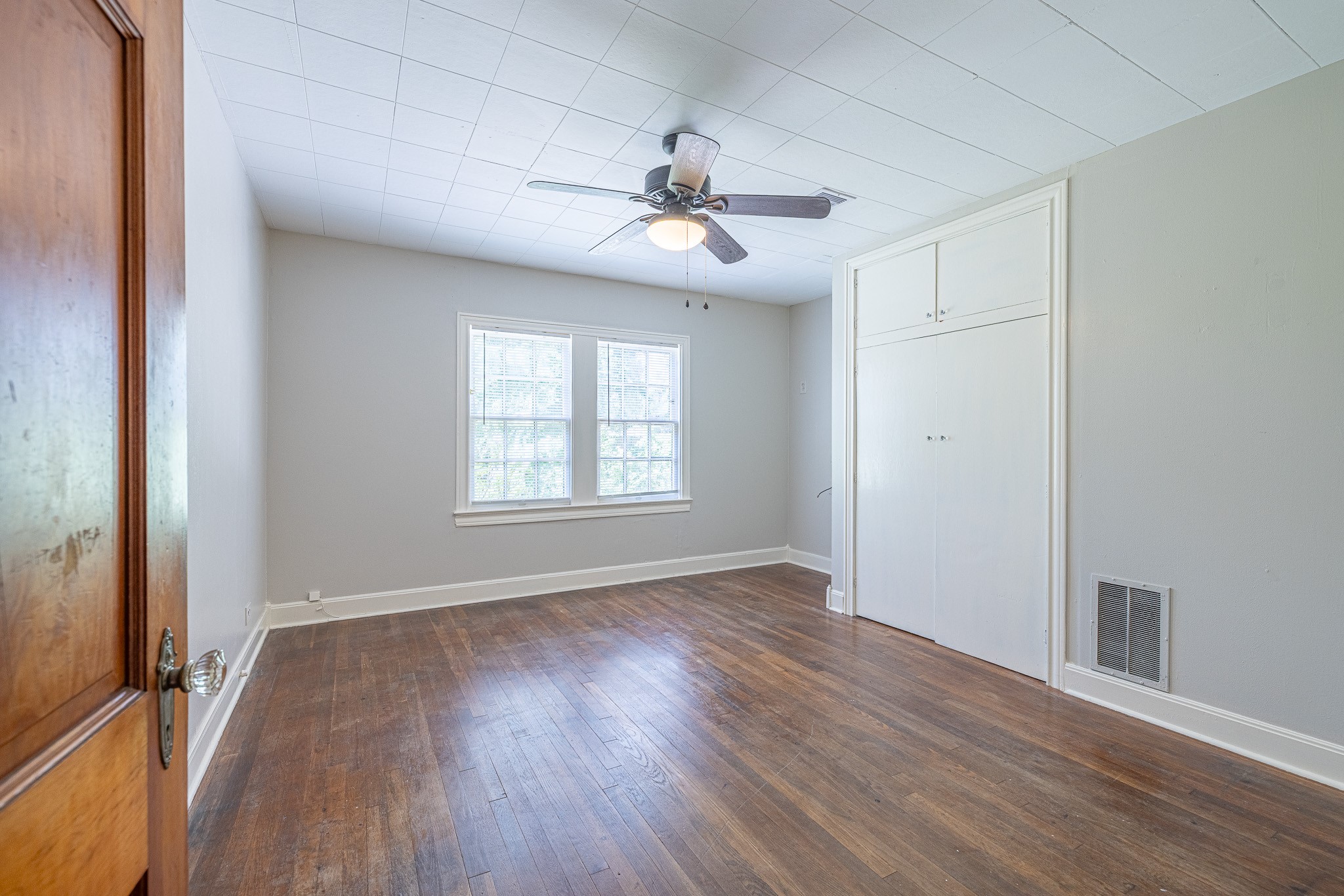 8548 Findlay Street Houston, TX 77017 - Photo 17 of 50 an empty room with wooden floor ceiling fan and windows
