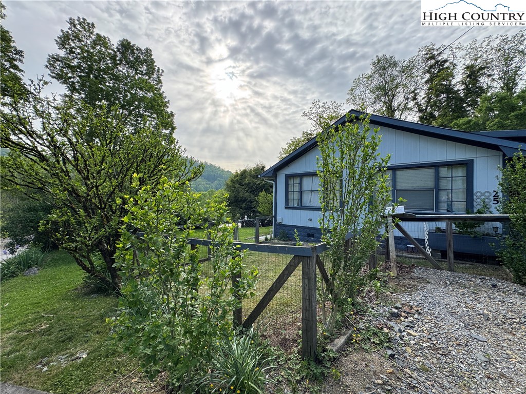 25 Reuben Wooten Road Banner Elk, NC 28604 - Photo 29 of 50 a front view of a house with garden