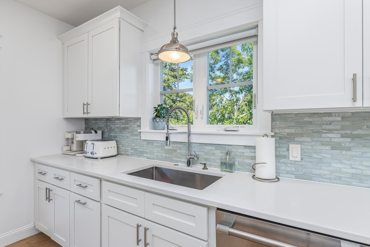 423 Seaside Avenue Saco, ME 04072 - Photo 8 of 46 Kitchen