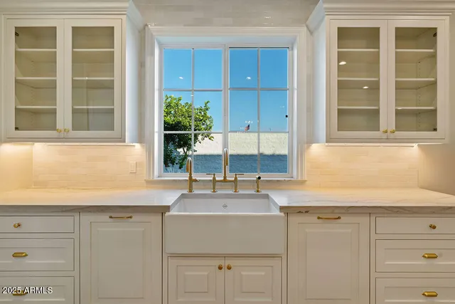 a view of entryway and kitchen