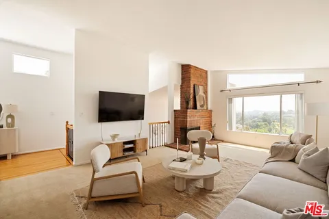 $1,295,000 | 21694 Yucatan Avenue, Woodland Hills, CA 91364