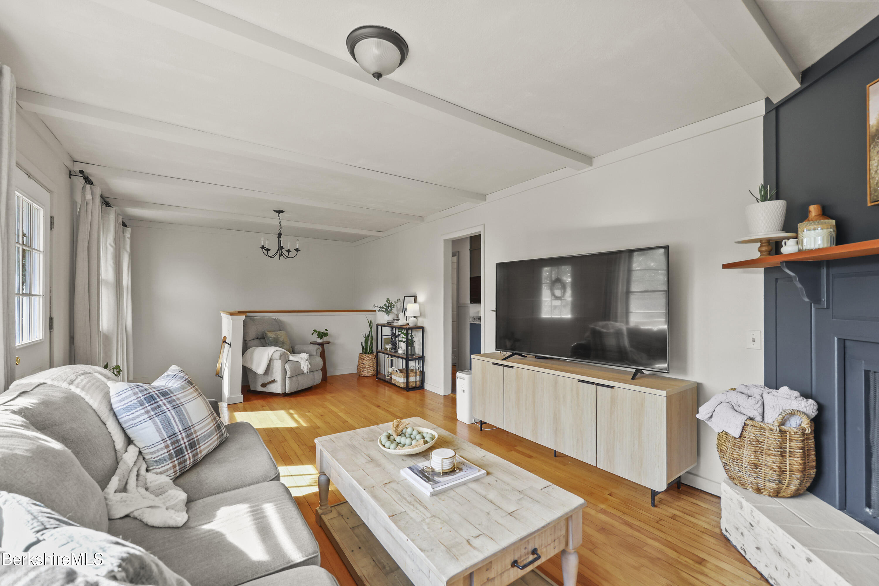 10 Otis Street Pittsfield, MA 01201 - Photo 5 of 35 70 Living Room