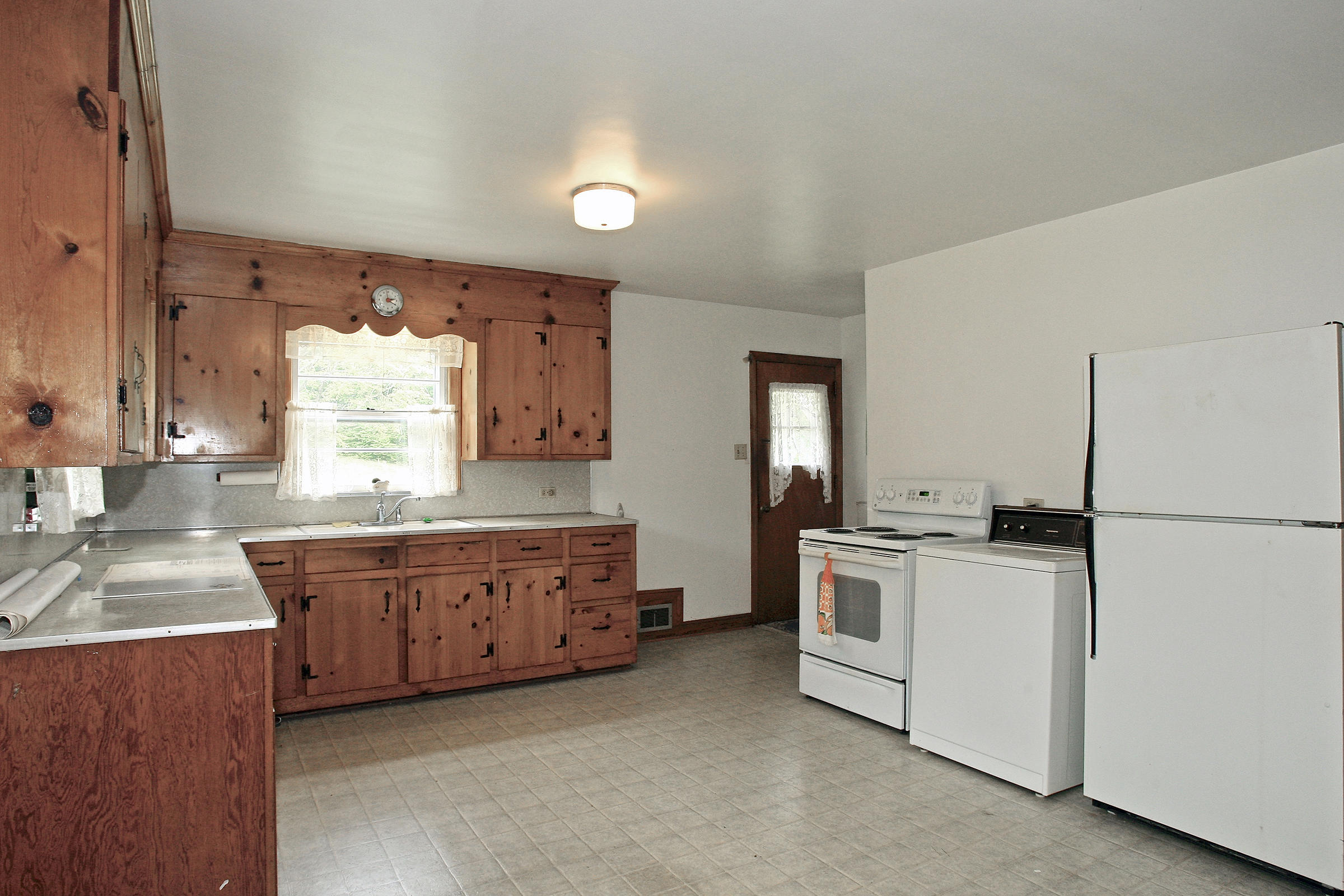 1058 Silverleaf Road Southeast Floyd, VA 24091 - Photo 23 of 55 a kitchen with granite countertop a sink stove and refrigerator