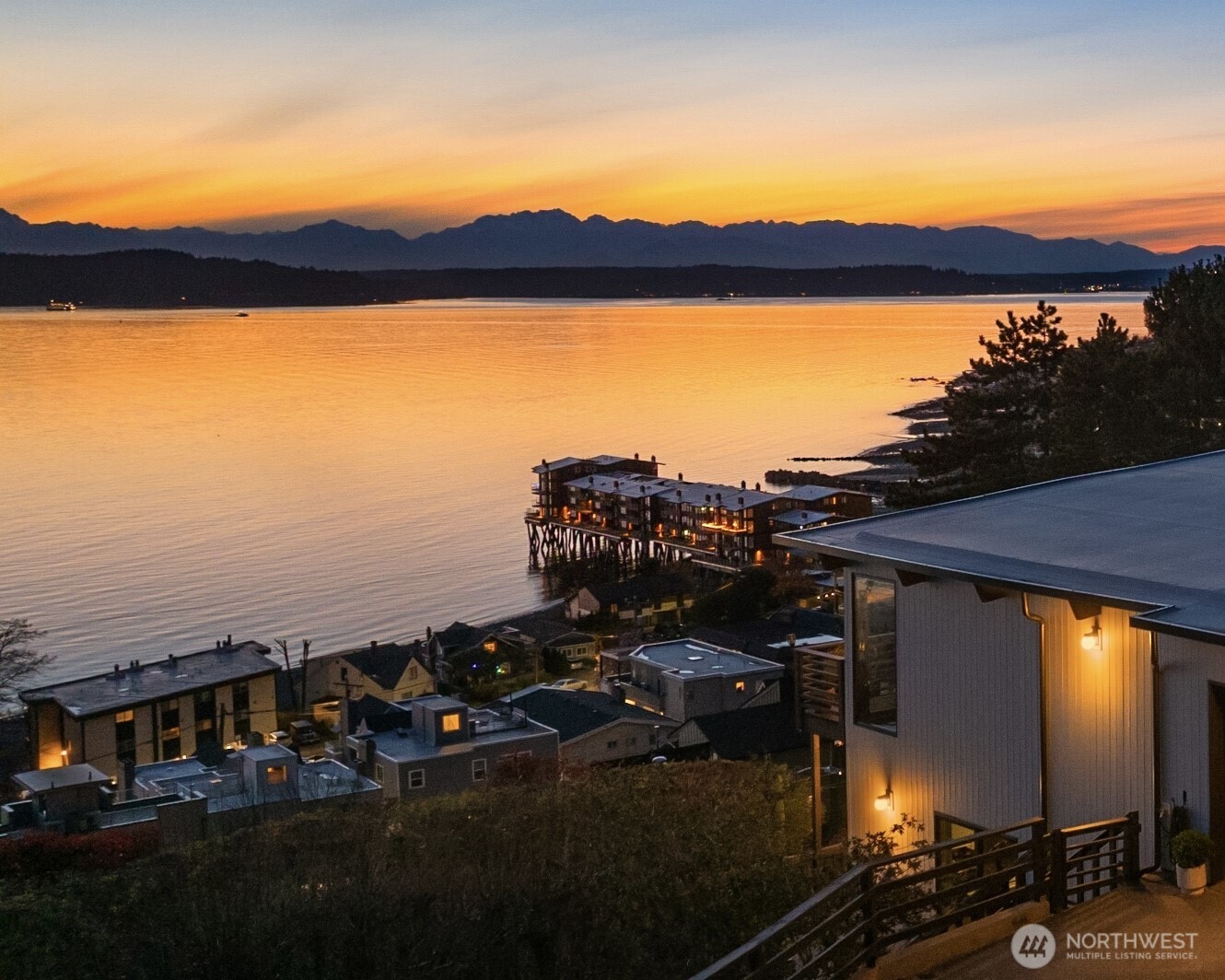 3831 58th Avenue Southwest Seattle, WA 98116 - Photo 2 of 40
