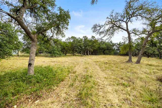 $585,000 | 820 Glenn Crest Drive, Blanco, TX 78606