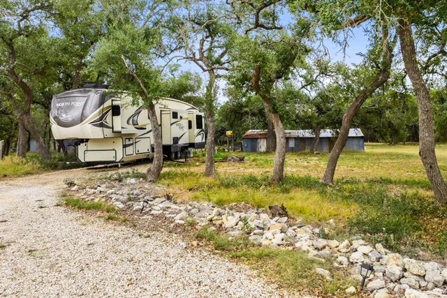 $585,000 | 820 Glenn Crest Drive, Blanco, TX 78606