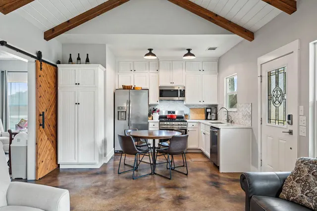 $585,000 | 820 Glenn Crest Drive, Blanco, TX 78606