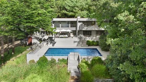 $2,450,000 | 15 Two Holes Of Water Road, East Hampton, NY 11937