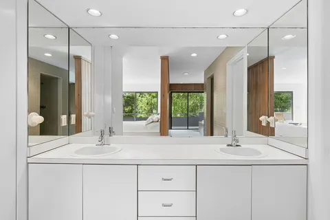 $2,450,000 | 15 Two Holes Of Water Road, East Hampton, NY 11937