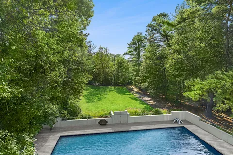 $2,450,000 | 15 Two Holes Of Water Road, East Hampton, NY 11937