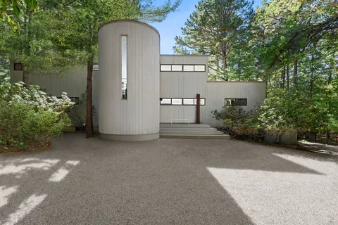 $2,450,000 | 15 Two Holes Of Water Road, East Hampton, NY 11937