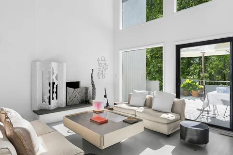 $2,450,000 | 15 Two Holes Of Water Road, East Hampton, NY 11937