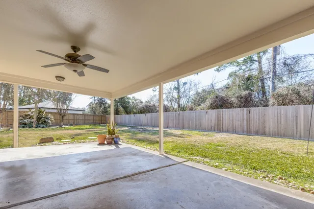 a view of a backyard