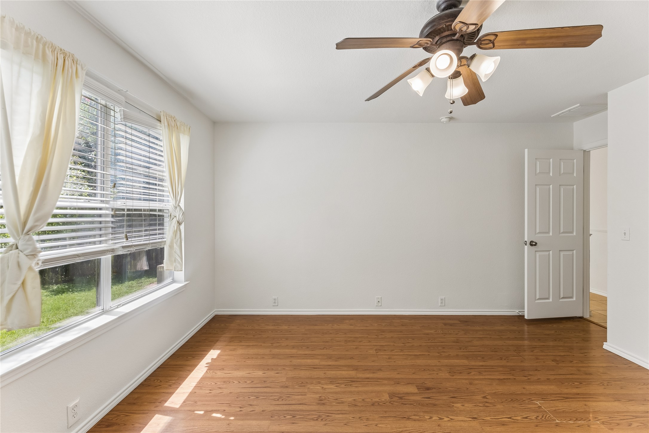 2372 Paradise Ridge Drive Round Rock, TX 78665 - Photo 18 of 40 Hardwood floors and a broad window illuminate this comfortable and adaptable living space.