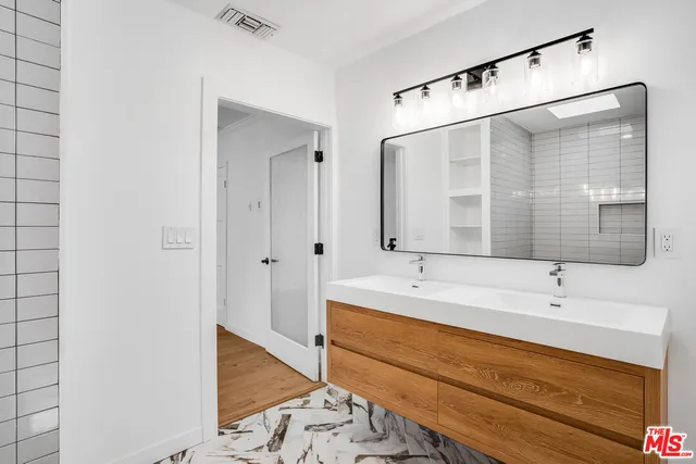 $979,000 | 18319 Erwin Street, Tarzana, CA 91335