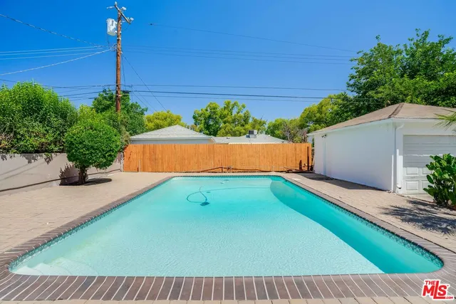 $979,000 | 18319 Erwin Street, Tarzana, CA 91335