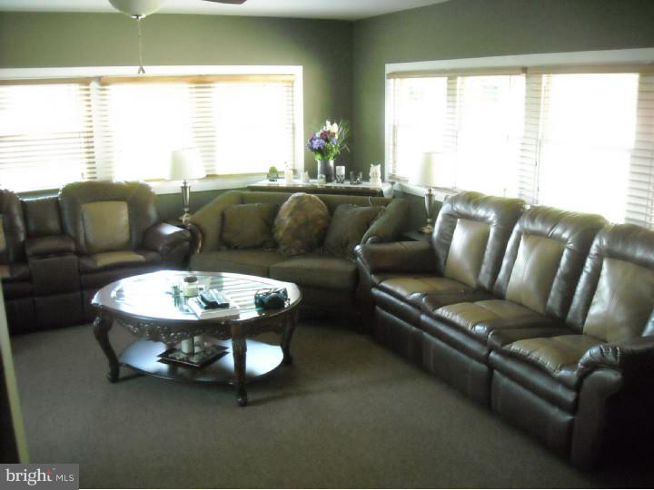 16 Downing Road Hamilton, NJ 08690 - Photo 11 of 21 Living Room