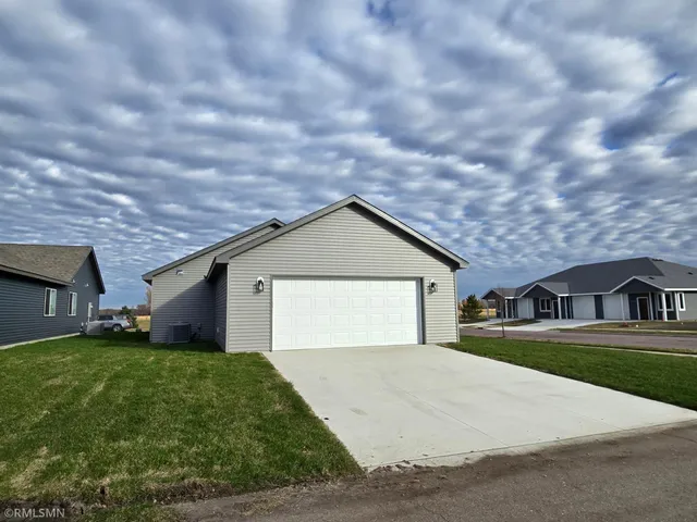 $299,900 | 2022 Essler Drive, St. Peter, MN 56082