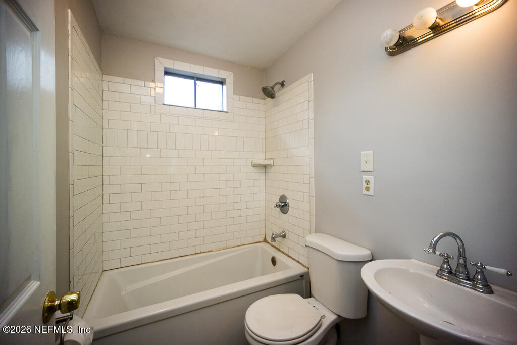 8034 Gordean Road Jacksonville, FL 32221 - Photo 25 of 37 a bathroom with a sink toilet and bathtub