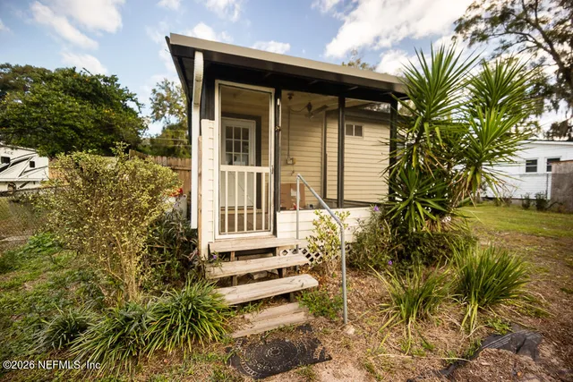 a house view with backyard space