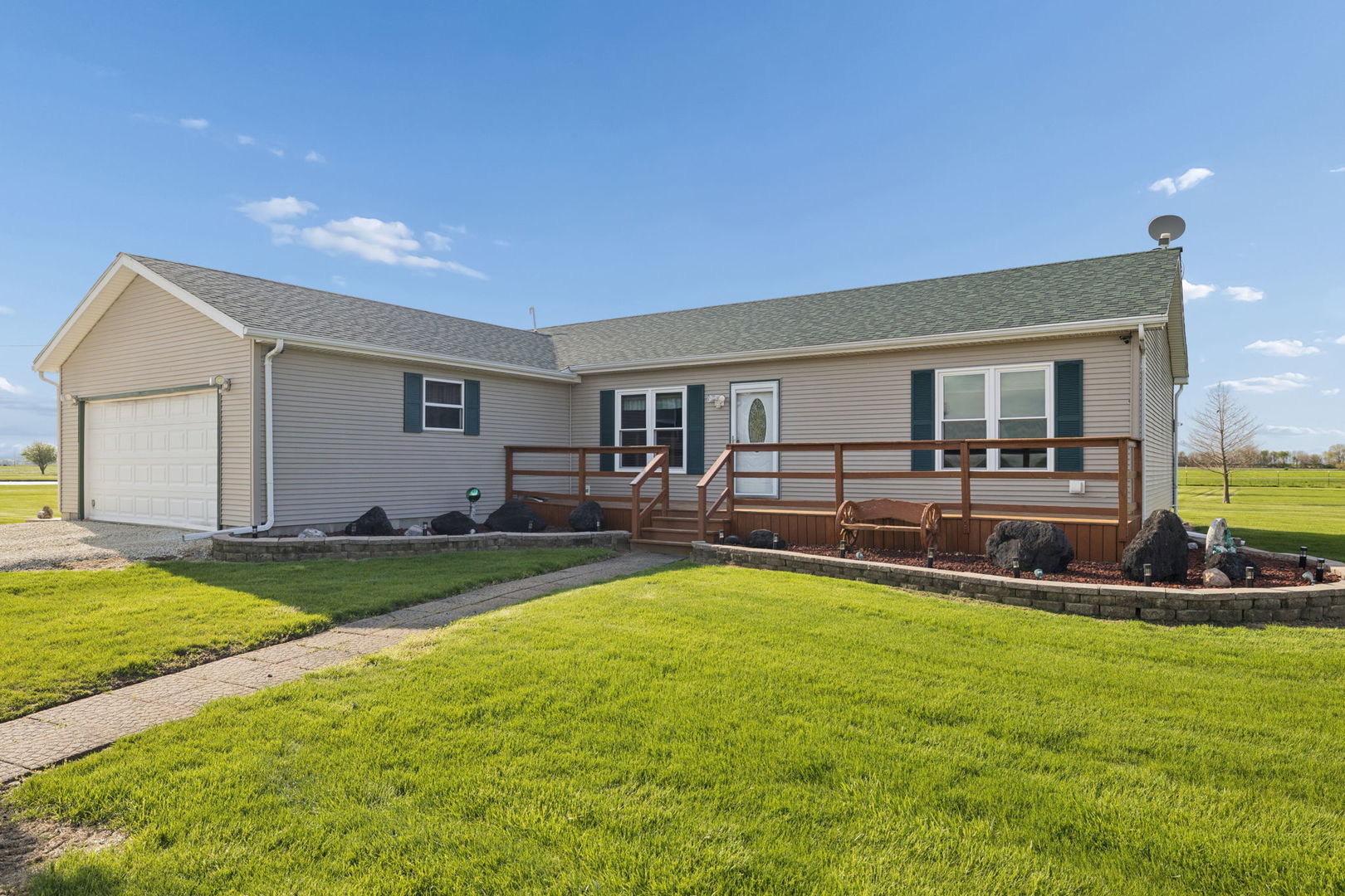 15334 West 3000N Road Essex, IL 60935 - Photo 27 of 42 a view of a house with swimming pool and a yard