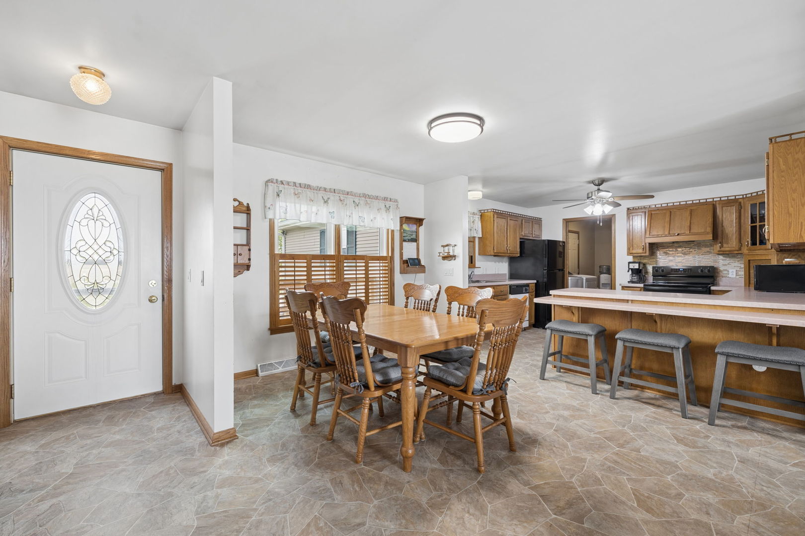 15334 West 3000N Road Essex, IL 60935 - Photo 8 of 42 a view of a dining area with furniture