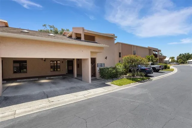 a view of a house with a outdoor space and front view