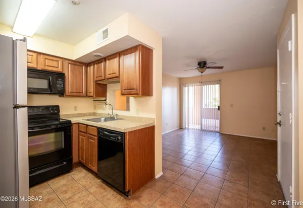 $895 | 1810 East Blacklidge Drive, Unit 316, Tucson, AZ 85719