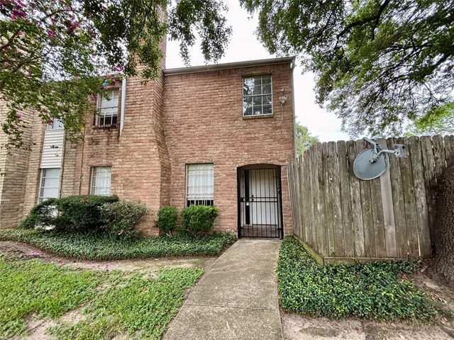 $1,450 | 8712 Wilcrest Drive, Unit 8712, Houston, TX 77099