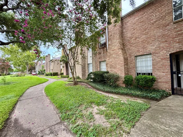 $1,450 | 8712 Wilcrest Drive, Unit 8712, Houston, TX 77099