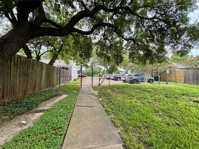 $1,450 | 8712 Wilcrest Drive, Unit 8712, Houston, TX 77099